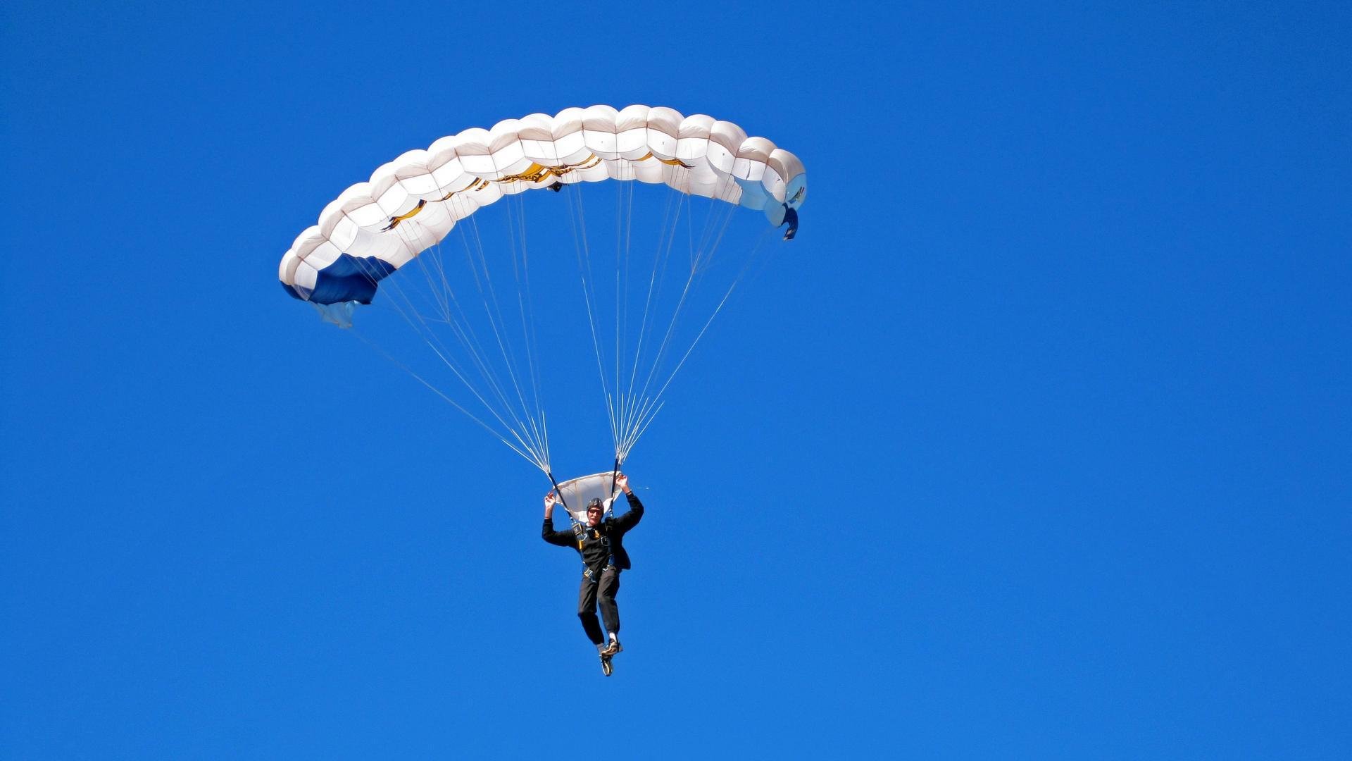 AYX SPORTS-瑞安的防守站位精准，成为全黑队防线的重要一环，瑞安市足球比赛